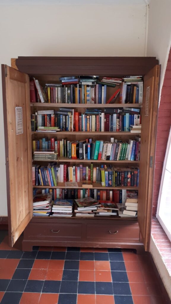 Bücherschrank am 22.03.2022 – Foto 3